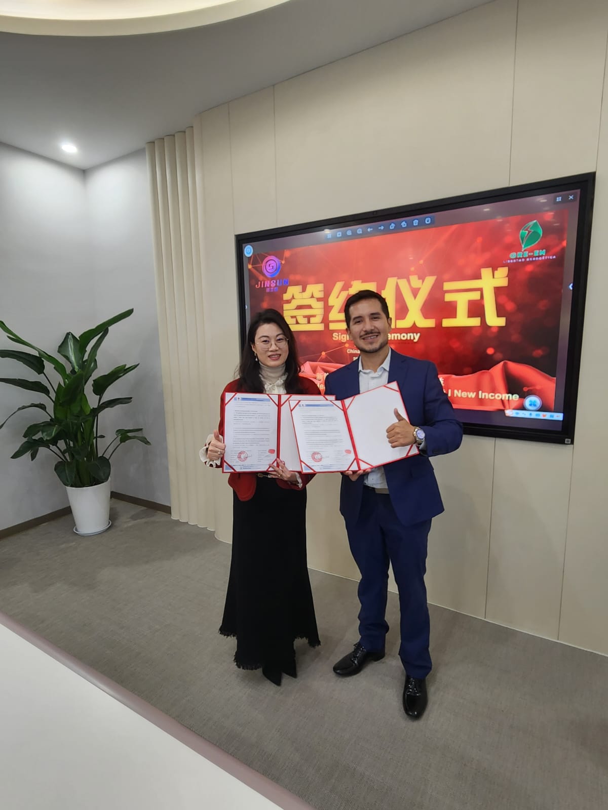 Cerimônia de assinatura com representantes da JINSUN